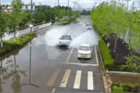 雨天开车溅人一身水，交警：属于交通违法行为，罚！图片