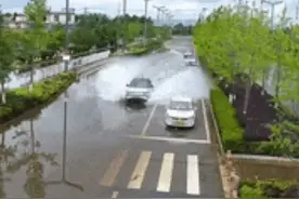 雨天开车溅人一身水，交警：属于交通违法行为，罚！图片