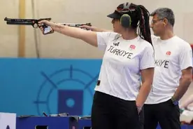 单手插兜射击走红后，迪凯奇向马斯克隔空喊话图片