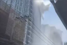 缅甸7.9级地震波及邻国泰国 亲历者：当地公寓楼顶楼泳池水大量往下涌丨缅甸地震图片
