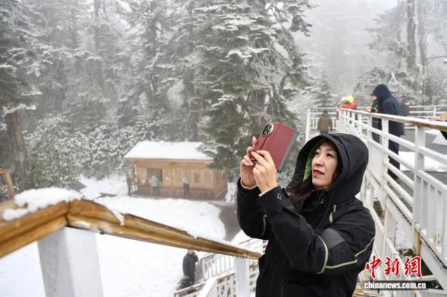 海外华媒领略四川海螺沟初冬之美