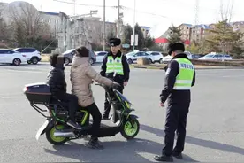 整治行动丨珲春公安交巡警持续推进“一盔一带”专项整治行动，全力筑牢交通安全防线图片