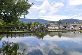 安徽黟县：夏日古村碧水如镜倒映天光图片