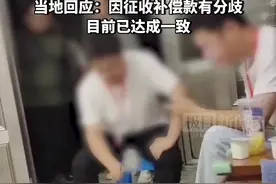江苏扬州一男子称因拒拆迁被人上门敲盆骚扰，当地：因征收补偿款有分歧，目前已达成一致图片