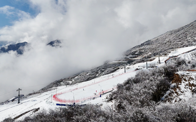 青睐绵阳 || 冰雪奇观+雪地撒欢！平武虎牙滑雪场即将开放，这个冬天等你来畅玩~
