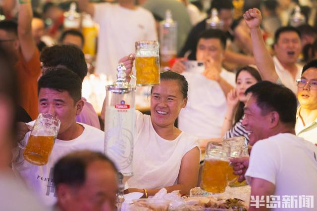 欢聚啤酒大篷，共享冰爽激情！
