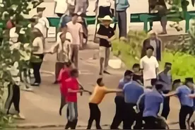 曝身穿制服人员殴打村民！当地回应图片