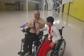 杭州女孩家门口圆梦，第一时间把奖牌和鲜花送给父亲图片