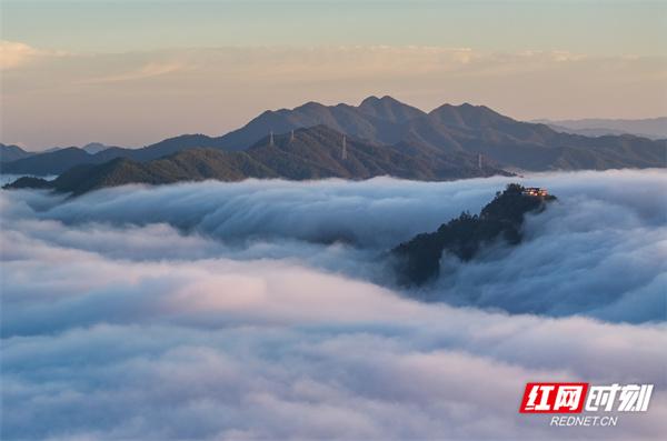 湖南洪江区：云端之上，定格云海日出的诗意画卷