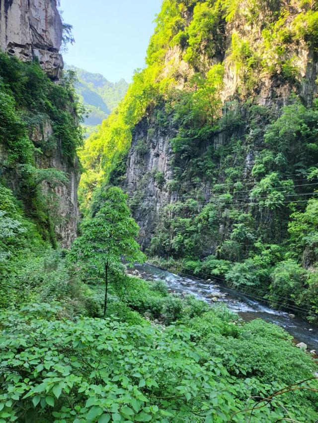 在昭通，赤水河流经之处，每一条河流都有自己的方向，每一座山都有自己的名字