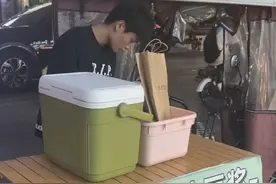 别人家的大学生！00后暑假拒绝躺平：有人街头摆摊挣够俩月生活费图片