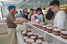 潜江龙虾“游”到郑州！开学季点燃郑州大学师生味蕾图片