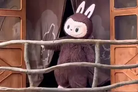 108万天价成交！丑萌Labubu凭啥让全球Z世代“氪金”不止？图片