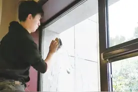 又到岁末“扫除季”家政市场火热 保洁服务“爆单”图片