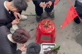 婚前必考科目？新郎接亲被要求做这事！网友：强烈建议全国推广图片