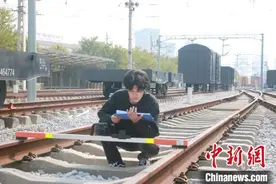 老挝留学生广西“取经”高铁技术 见证中国—东盟互联互通图片