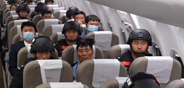 怼脸拍首次曝光！四大电诈头目被押解回国特写画面公开→