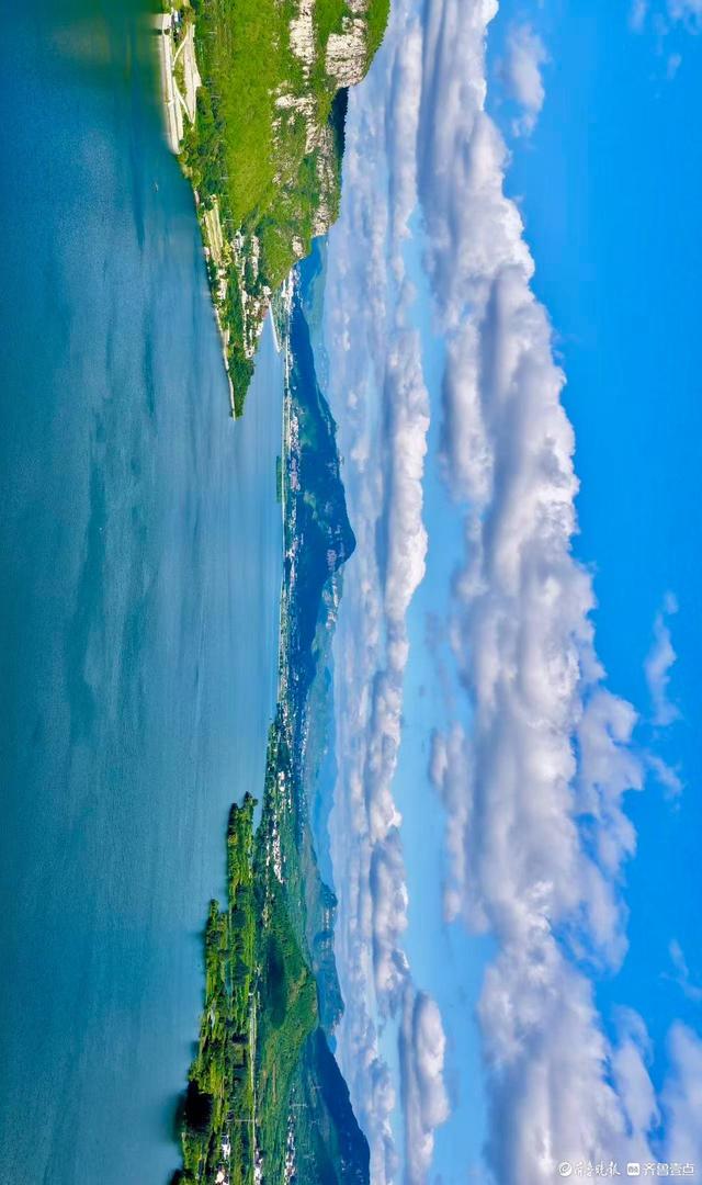 白云蓝天山水相映，卧虎山水库景色如画