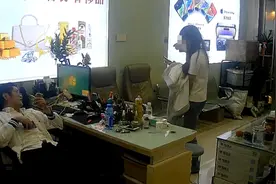 南通女子称遭陌生男子扒衣跑隔壁店求救，店主挺身而出：他手上有酒瓶，后怕但不后悔图片