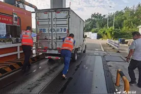 货车水箱热“开锅” 高速收费员热心相助图片