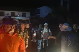 最新：8名被困九峰山驴友安全下山，身体状况良好，1人仍失联图片