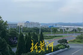 16岁离家参军，他牺牲后家人给他和同村烈士立了一个墓碑……图片