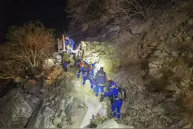 男子参加亲子活动爬山期间突发意外 北京房山蓝天救援队接力抬人下山图片