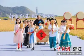 田野当T台 非遗来助力 “乡村超模队”走出“国际范”图片