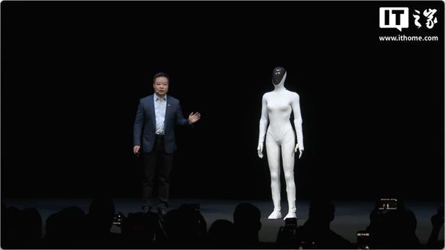 猫步走得像人一样，小鹏发布全新一代人形机器人 IRON