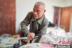 照顾“植物人”妻子五载不离不弃 江西69岁老人感动乡邻图片