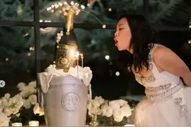 粉碎“婚变”传言！扎克伯格办奢华晚宴为华裔妻子大肆庆生，惊喜变装狂野献唱图片