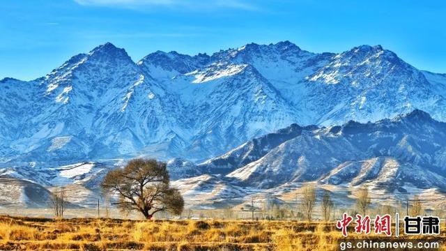 初冬时节祁连山下风景静谧如画