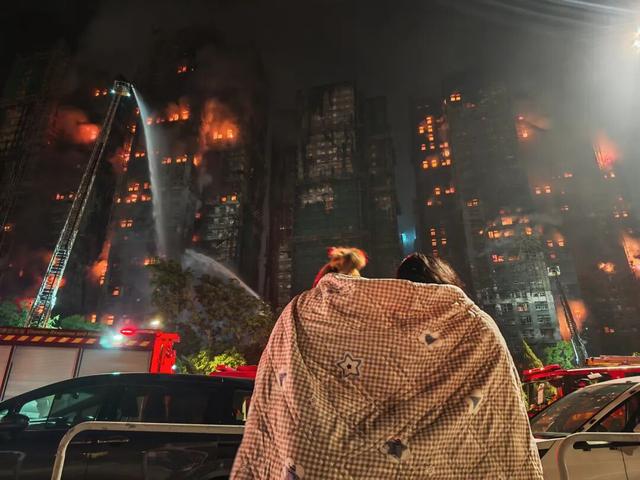 香港大埔火灾已造成44人遇难！3人以涉嫌误杀罪被拘捕，警方：不排除发泡胶是火势迅速蔓延原因；大埔区多所学校停课，临时庇护中心开放