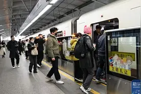 卖地铁座位，“挖”错了商机 | 新京报快评图片