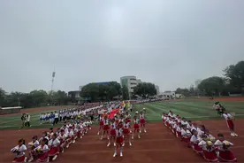 运动会开幕式上，同学们展示了课后托管服务成果图片