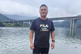 挺身而出的“逆流者”图片