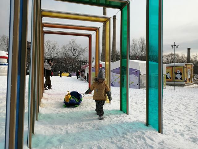 市民在首钢园游玩赏雪