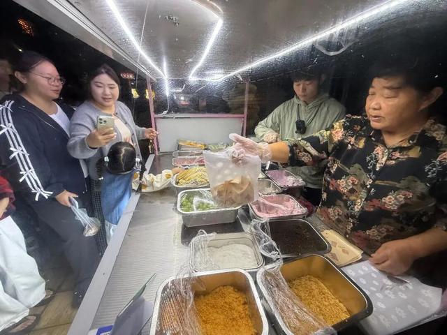 27岁小伙辞去月薪8000元工作，摆摊卖麻糍日入破千元：想做鸡排哥那样的“麻糍哥”
