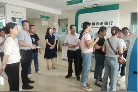 安阳县：社保自助机入驻村镇银行，惠及群众生活图片