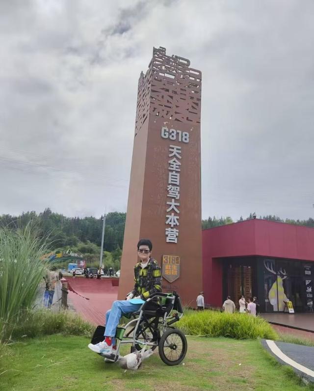 郑州“蝴蝶宝贝”带伤在泸定桥走一个来回，在折多山垭口经历暖心相助