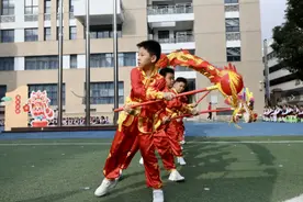 有人抽到“免作业”卡！多图直击深圳开学，画面太帅！图片