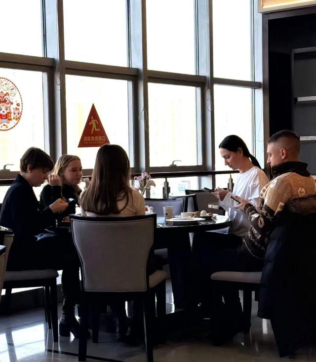 备降兰州的俄罗斯客机和机组人员仍未离境，官方称正开展故障维修，239名旅客已换机抵达目的地