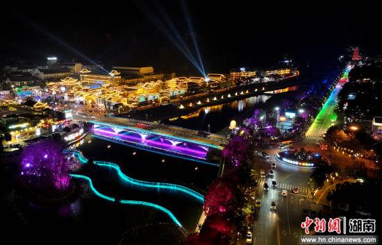 张家界武陵源夜色“上新” 索溪河流光溢彩