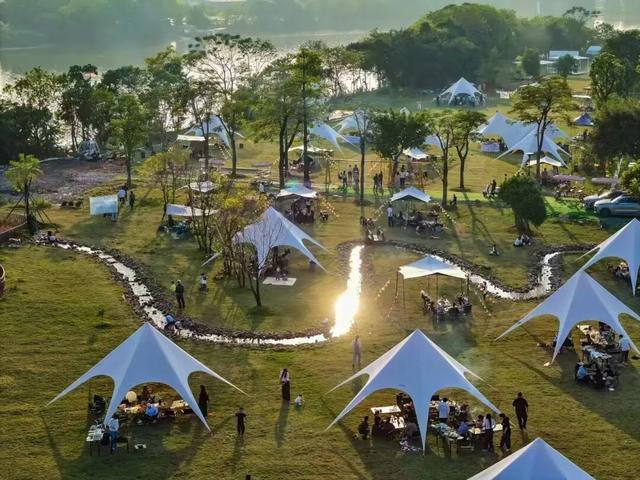 偶遇演员金晨、孙阳！来里水贤鲁岛打卡同款→