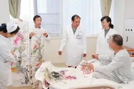 四年时间从握笔颤抖到能够完成复杂画作，帕金森患者赠画感谢医护团队图片