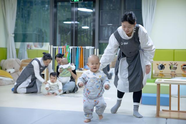 护理、启蒙、营养配餐……“带娃”也有专业标准 不再只是看孩子