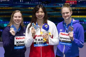 短池游泳世锦赛：唐钱婷女子100米蛙泳夺冠图片