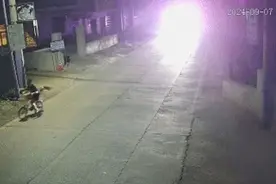 男子骑粉自行车狂奔，被警车盯上了？真相有“亿点点”好笑图片