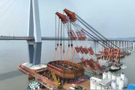 “巨无霸”入水，宁波市域铁路象山港跨海大桥开启水上施工图片