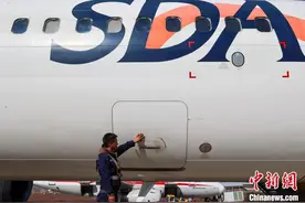 西宁曹家堡国际机场：机务维修员全力保障冬航季航班飞行安全图片